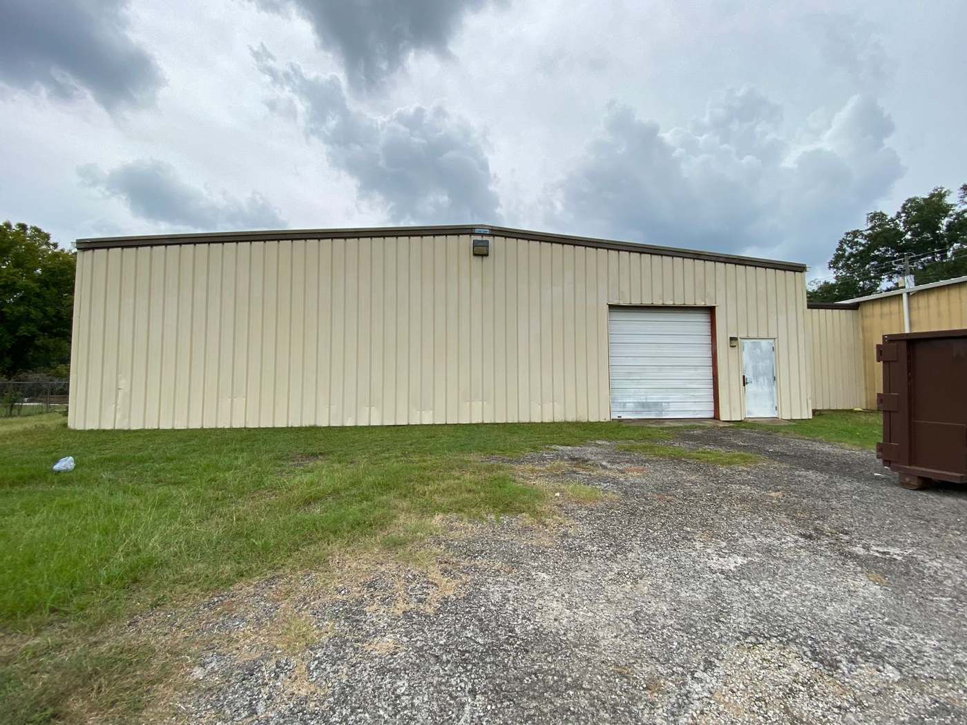 Clean metal commercial building after pressure washing in South Carolina